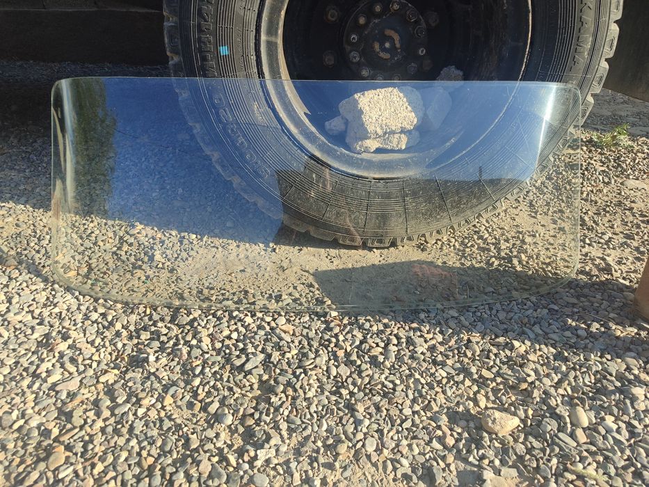 Лобовое стекло .