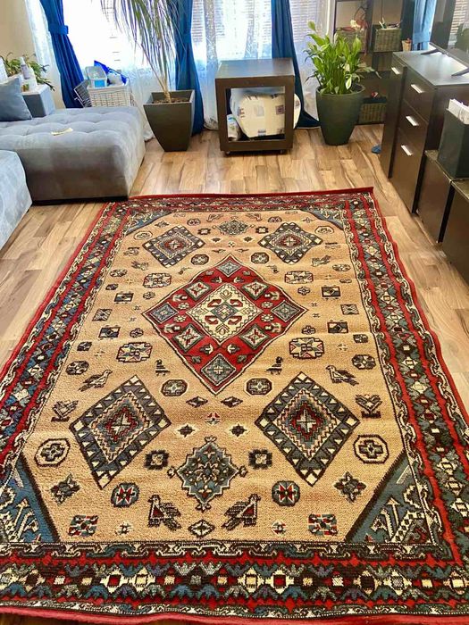 Български килим с флорални мотиви