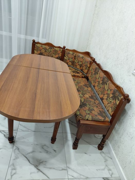 Продам угловой диван со столом