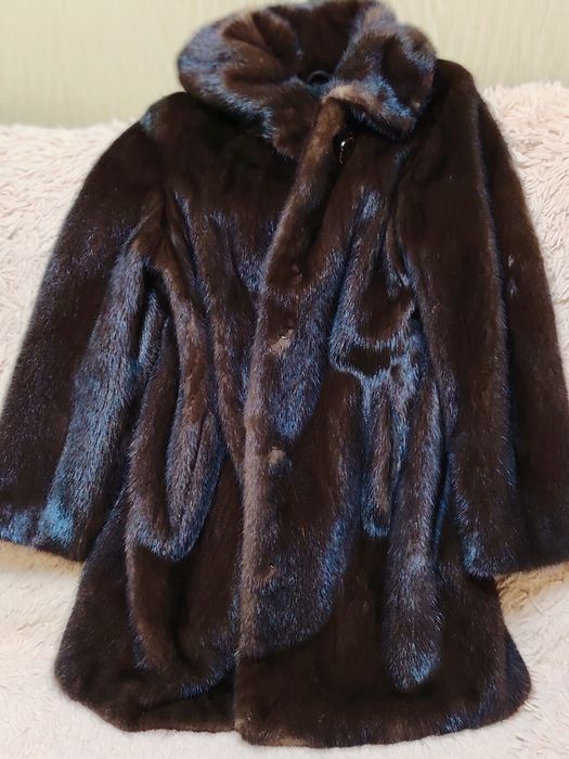 Продам две норковые шубки, автоледи, коричневого цвета, размер 48.