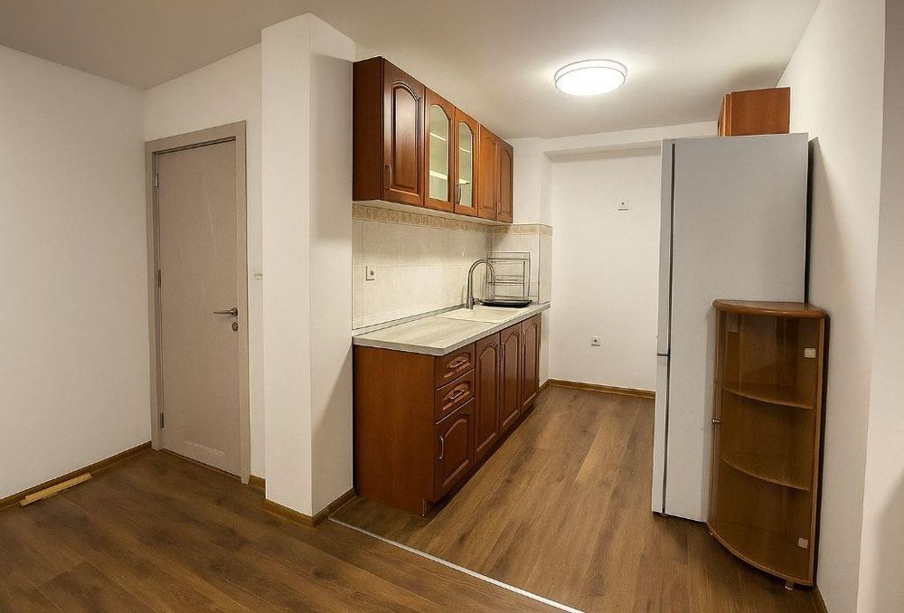 Дава се под наем Тристаен апартамент в Варна, Колхозен пазар - 92 кв.м за 650 € - Снимка #1