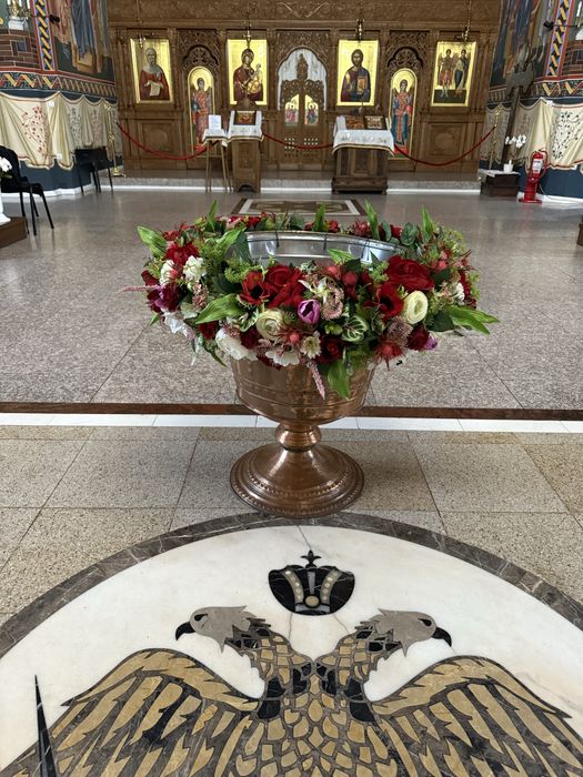 Aranjament cristelniță din flori artificiale. Preț 400 lei/eveniment