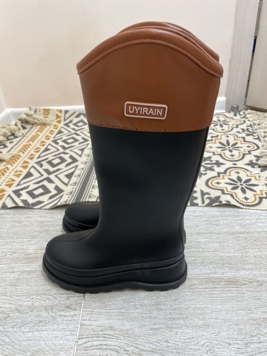 Женские резиновые сапоги модные
