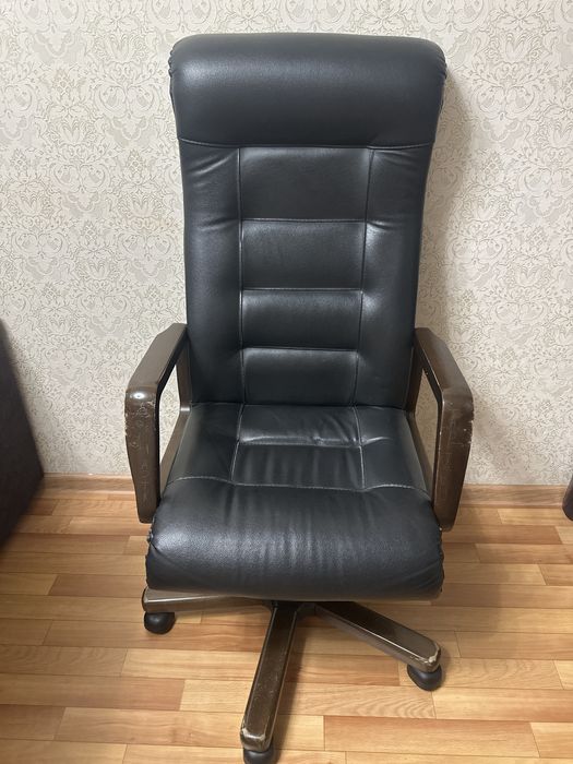 Продам кожаное офисное кресло