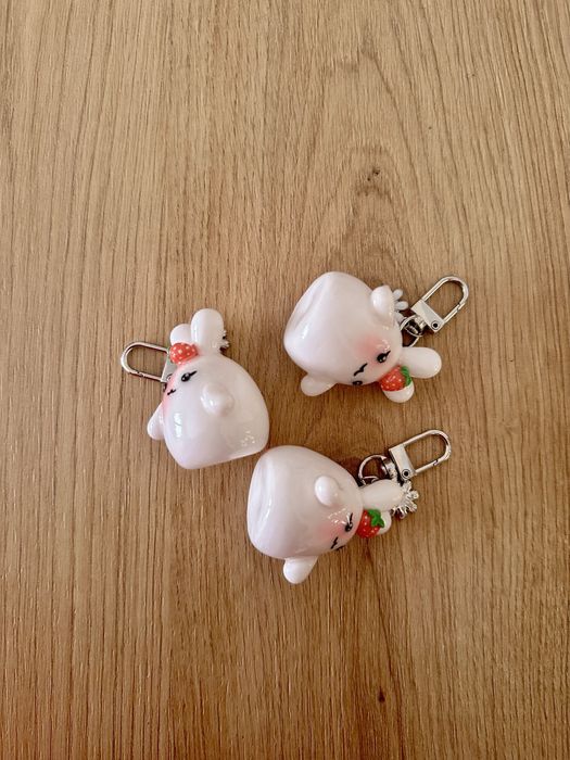 Ръчно изработен ключодържател от глина - зайче с ягодка