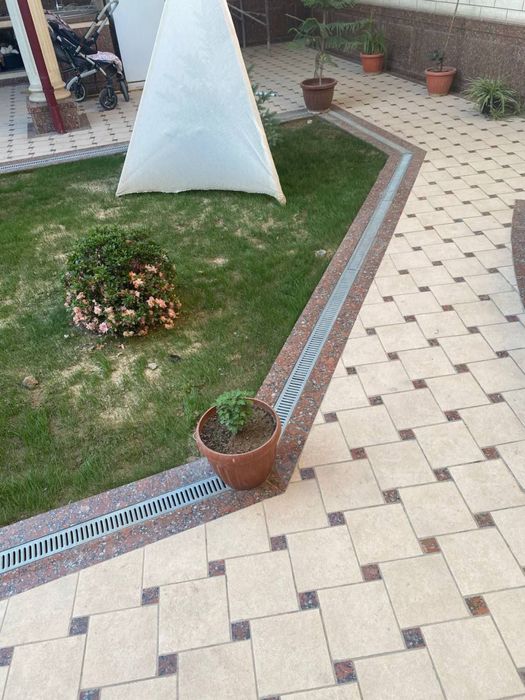Брусчатка ва газон орасига бардюр орнига дренаж латок+копког