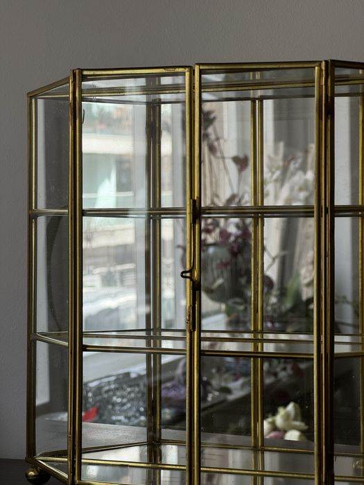 Винтидж стъклена витрина с месингова рамка