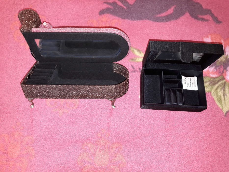 Продавам НОВИ КУТИИ за БИЖУТА, 2 броя, без следи от употреба
