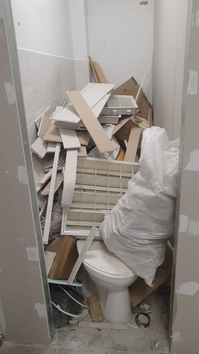 Ridicam saci cu moloz