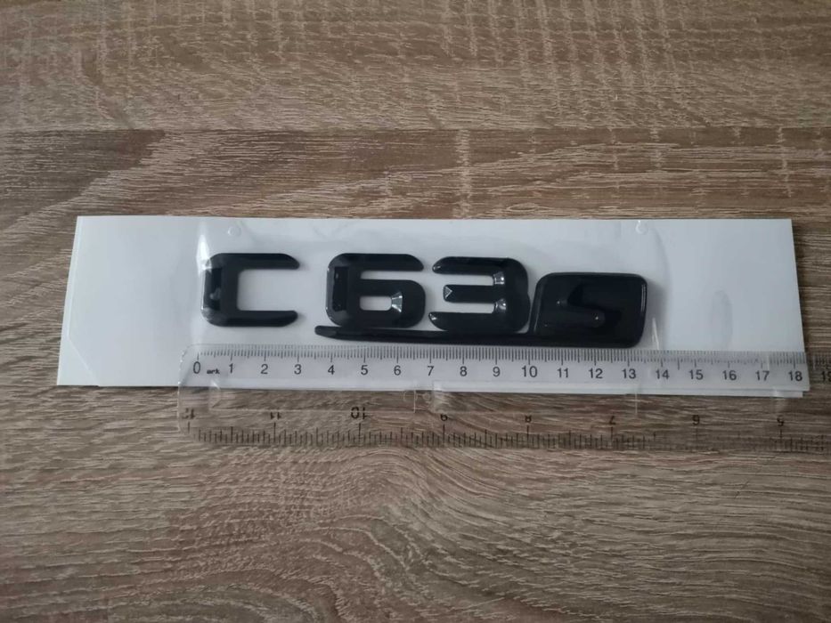чисто черен надпис Mercedes Benz C63S