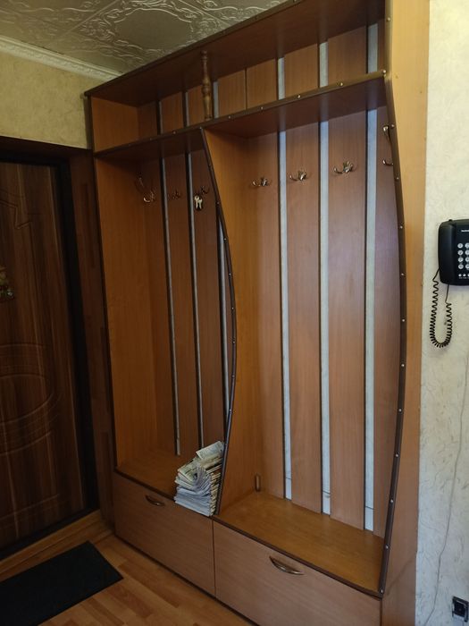 Прихожая в коридор.Деревянная