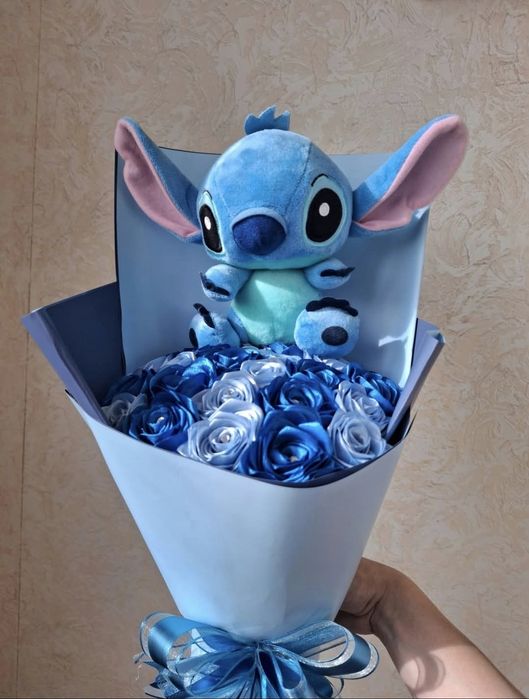 Уникален букет с бейби рози от сатенена панделка