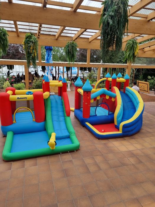 Castel gonflabil cu tobogan,piscina și trambulina