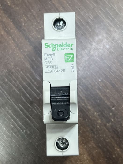 Автоматический включател от Schneider
