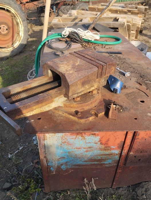 Продаю стол слесарный