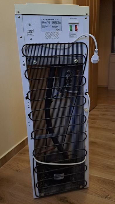 Диспенсър за топла и студена вода