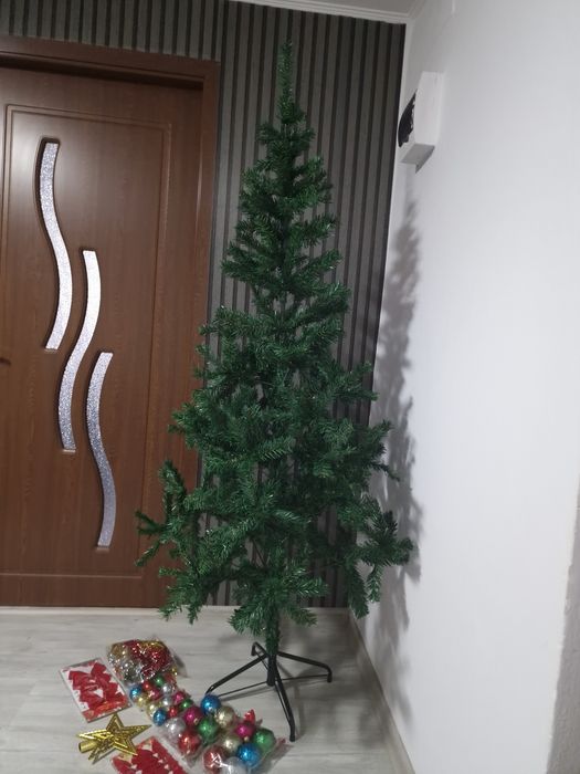 Brad artificial 1.8m, set complet cu decorațiuni