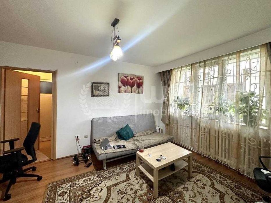 Persoană fizică, vând apartament de 2 camere semidecomandat
