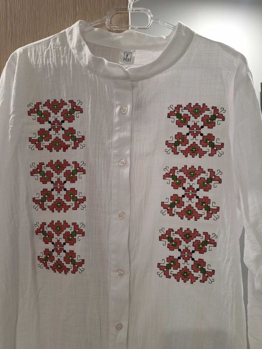 Бяла рокля с шевица