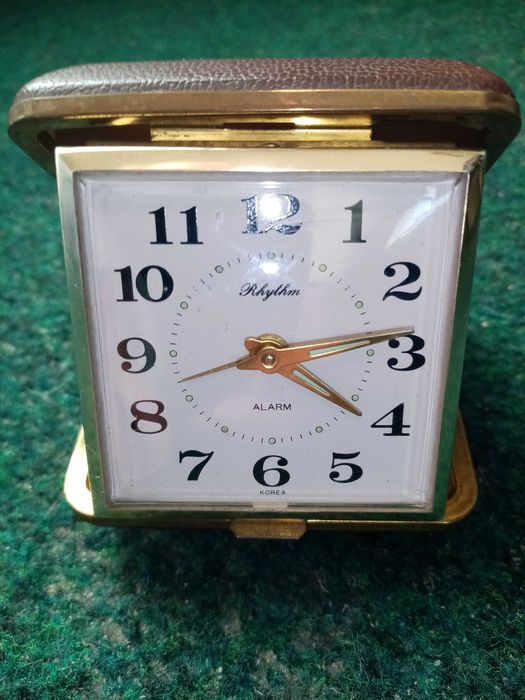 Ceas mecanic de voiaj, perfect funcțional și estetic.