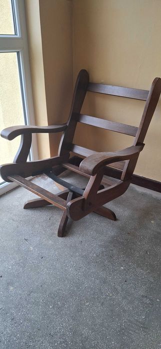 Fotoliu rotativ cu schelet de lemn si perne confortabile