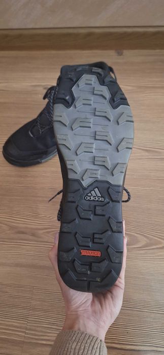 Зимни обувки adidas удобни и топли.