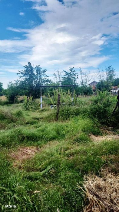 Teren de vânzare cu front stradal de peste 60 m, se vinde şi parţial