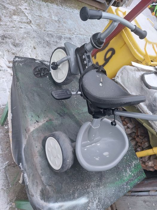 Vând tricicleta de copii