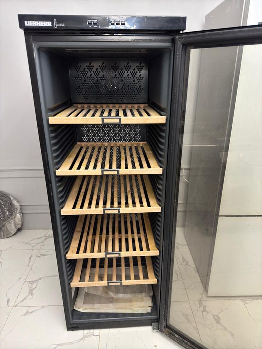 Продам винный шкаф Liebherr