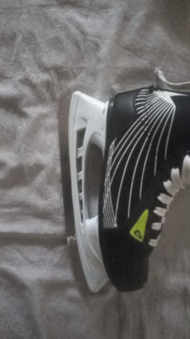 Продам коньки хоккейные