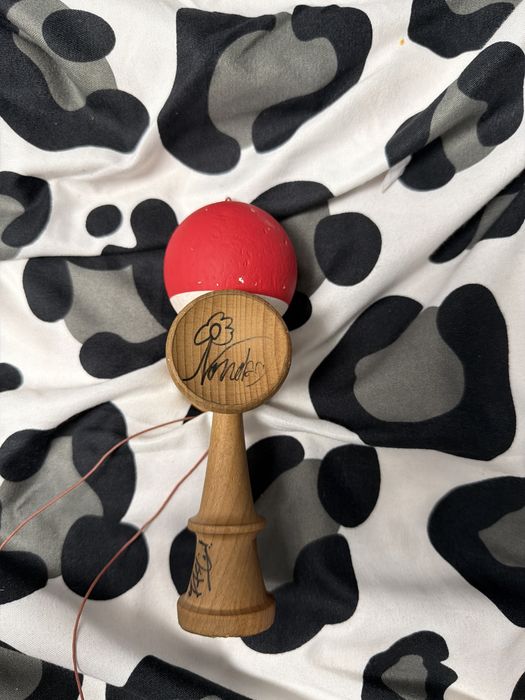 Kendama krom pop rosie, semnata de Davide, Nonoka, Yasu si Naru