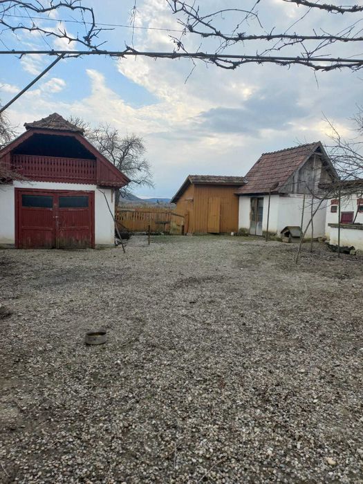Vând casă cu anexe și grădină în suprafață de 66 de ari