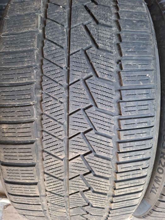 2 Зимни гуми Континентал 235/35/20 ДОТ24 6мм