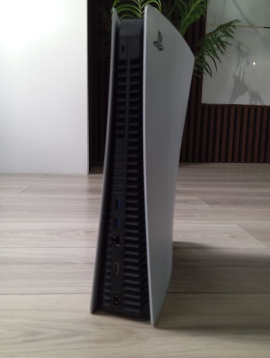 Прадаётся плейстейшин 5