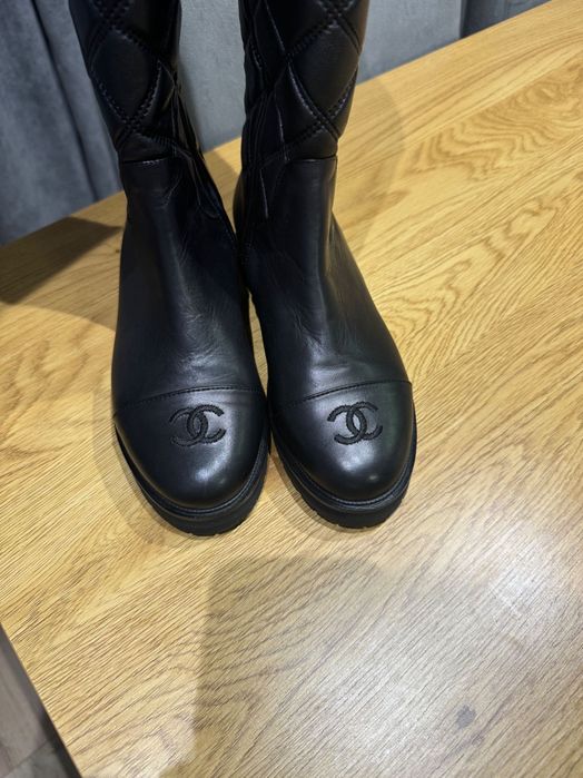 Дамски кожени ботуши Chanel и маратонки D&G