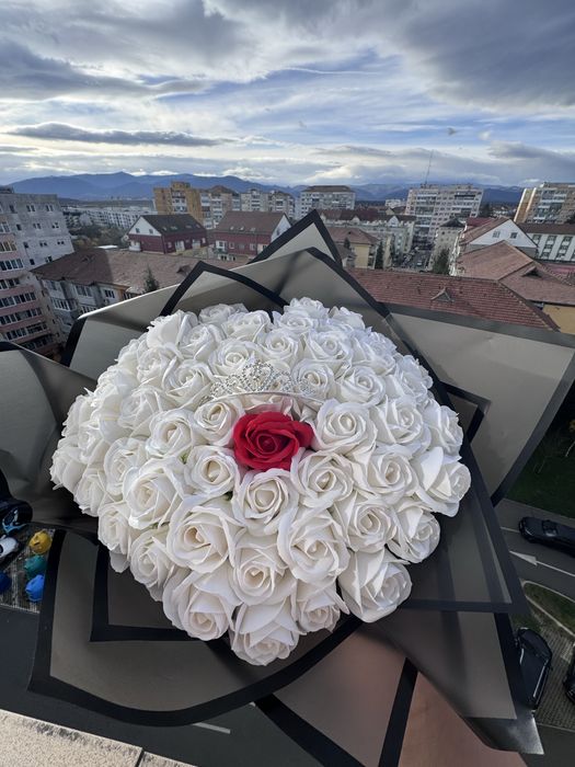 Vand aranjamente cu trandafiri din sapun