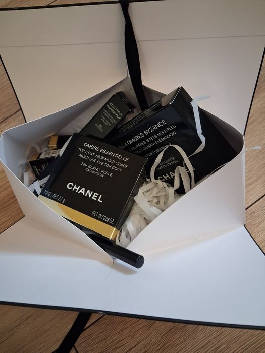 Комплект гримове и четки на Chanel за 220 лв всичко
