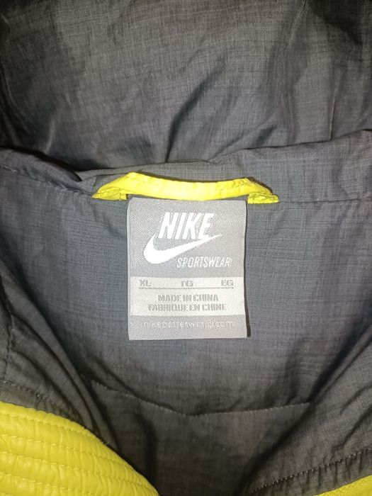 Geacă Nike cu mici zgârieturi !