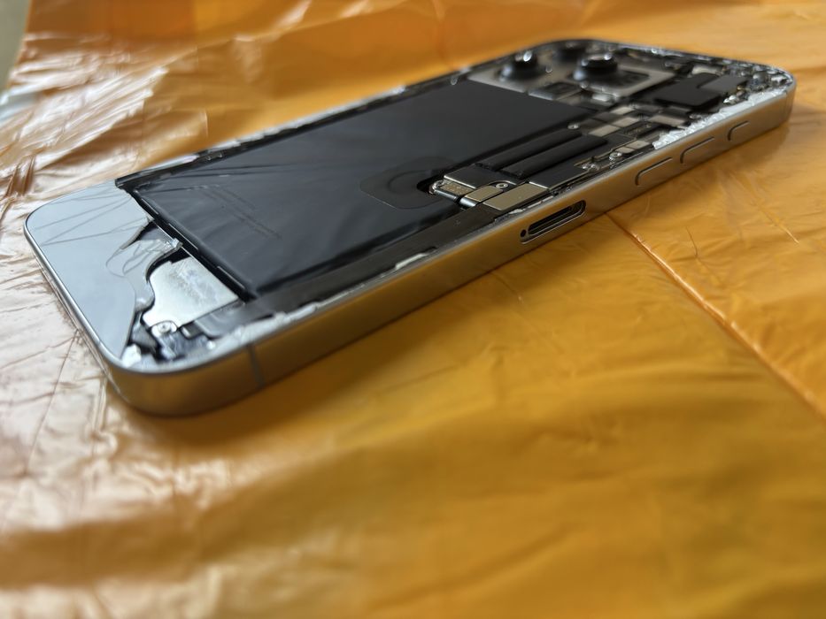 IPhone 16 Pro Max 256GB за части  -
