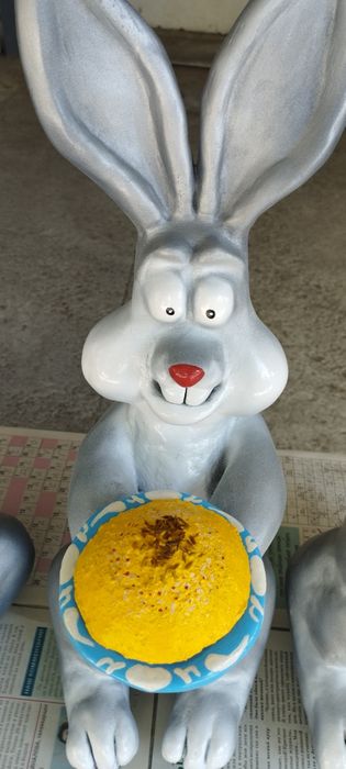Продаются скульптуры зайцев.