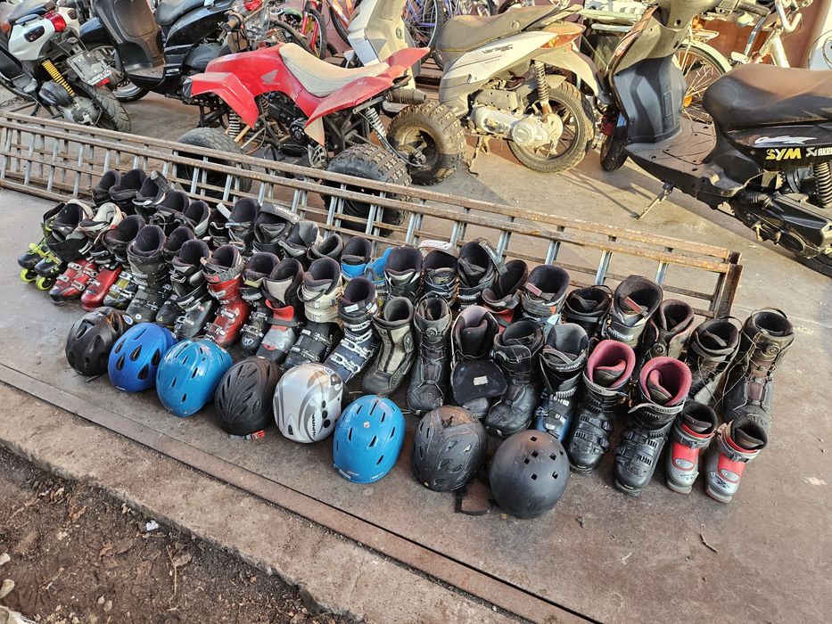 Ски обувки и каски всичко за 200лв