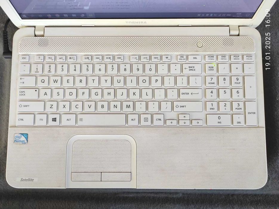 Продавам работещ лаптоп Toshiba, 15 инча