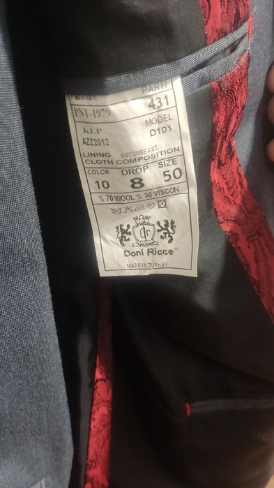 Продам костюм в отличном состояний не надевали 50 размер пост 180