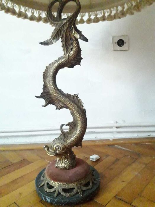 Veioza din bronz asezata pe un blat de marmura cu tenta asiatica