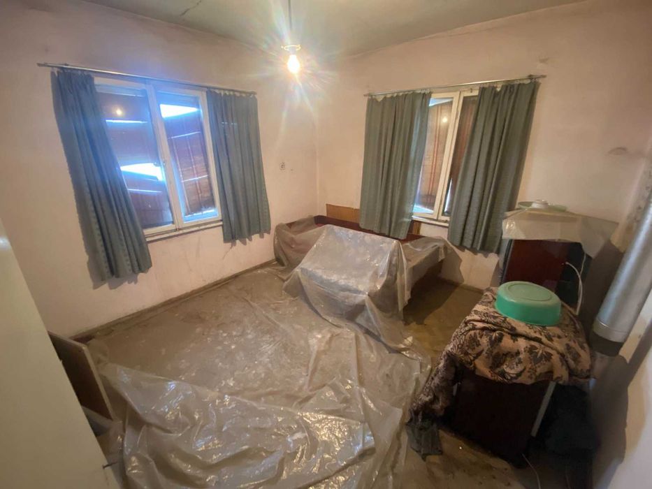 ЕТАЖ от КЪЩА с РЗП 80 кв.м, двор 200 кв.м, град Карлово