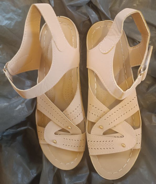 Sandale de vară, de culoare bej