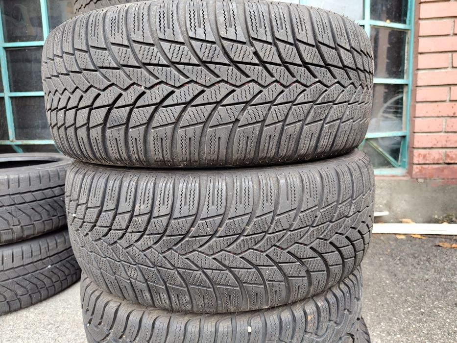 Продавам 2 зимни гуми 205/55/16 Lassa