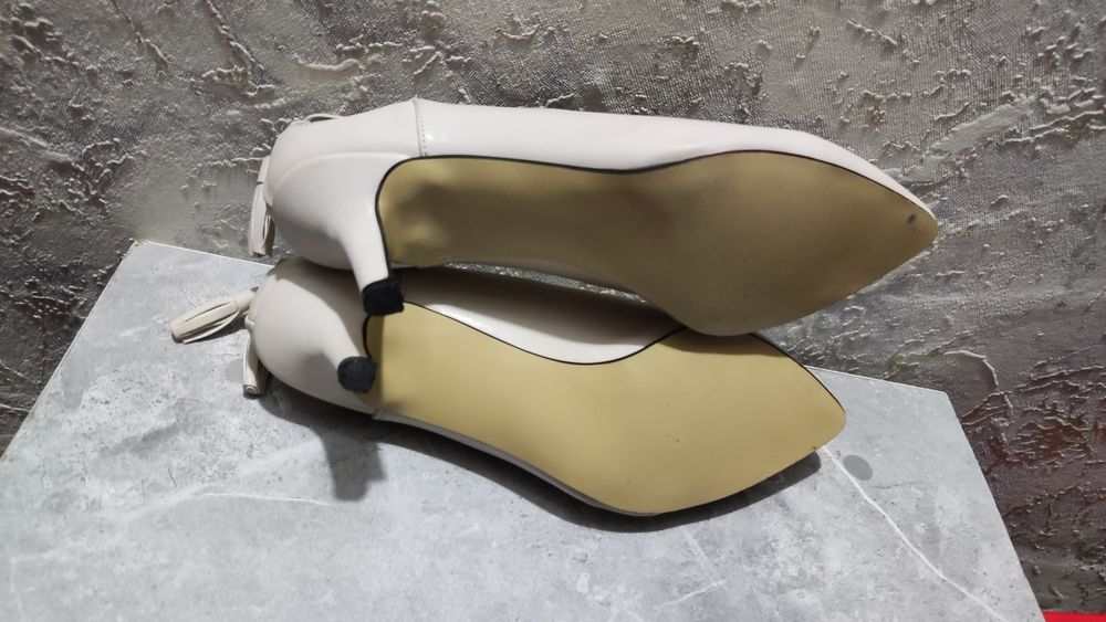 Продается женские вечерние туфли