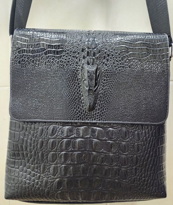 Сумка  черная на ремне