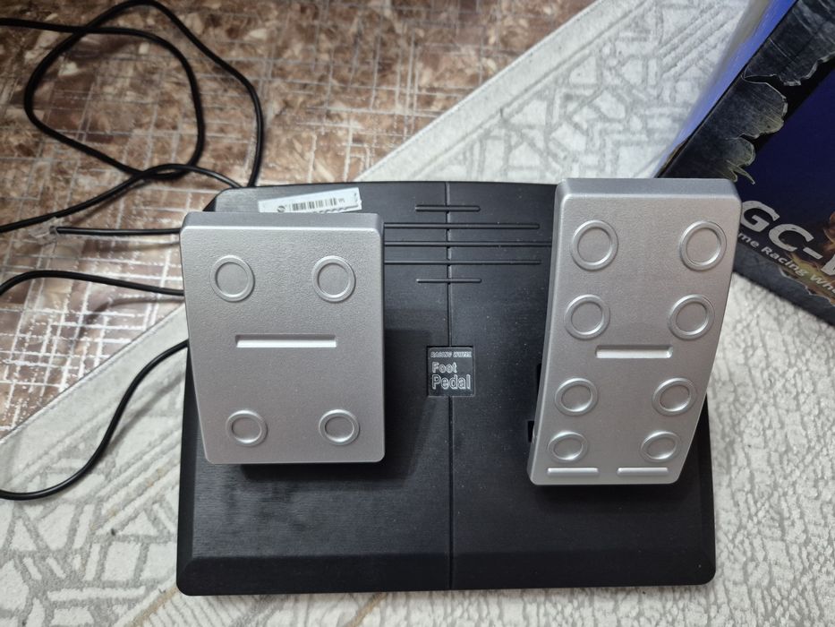 Игровой руль с педалями